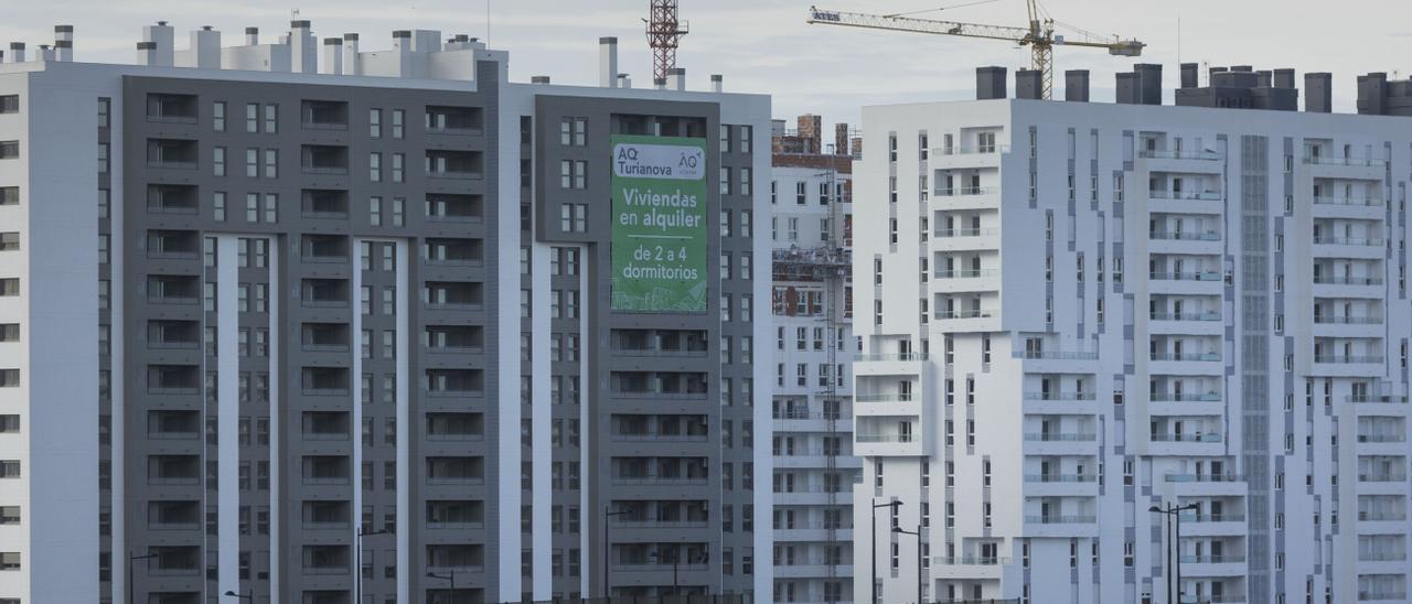 A la izquierda, edificio de alquiler en el barrio de Turianova de València.