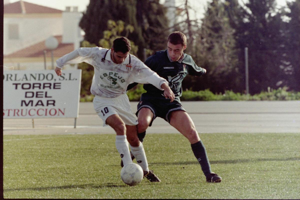 El veleño Paco Pérez protege el balón ante el cordobesista Xavi Moro, en la temporada 1996-97, en el Municipal de Vélez.