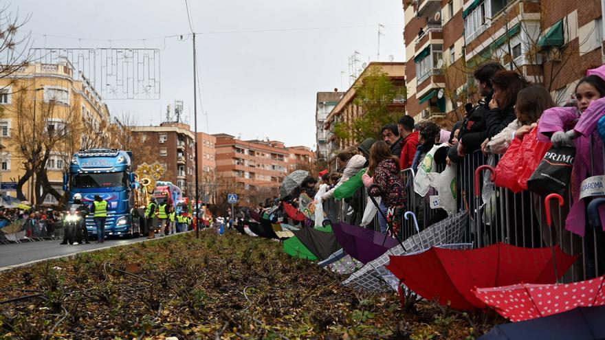 Unos Reyes Magos valientes protagonizan en Badajoz su Cabalgata más rápida