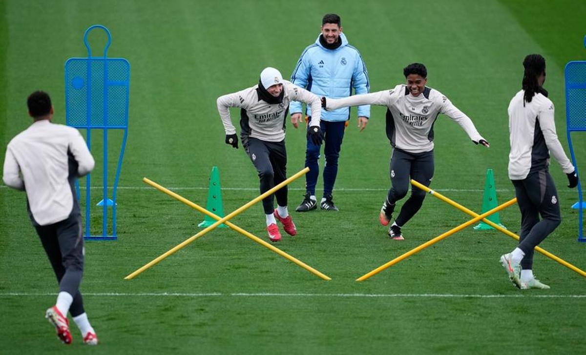 Valverde y Endrick, en el útimo entrenamiento del Real Madrid previo al 'Euroderbi' con el Atlético.