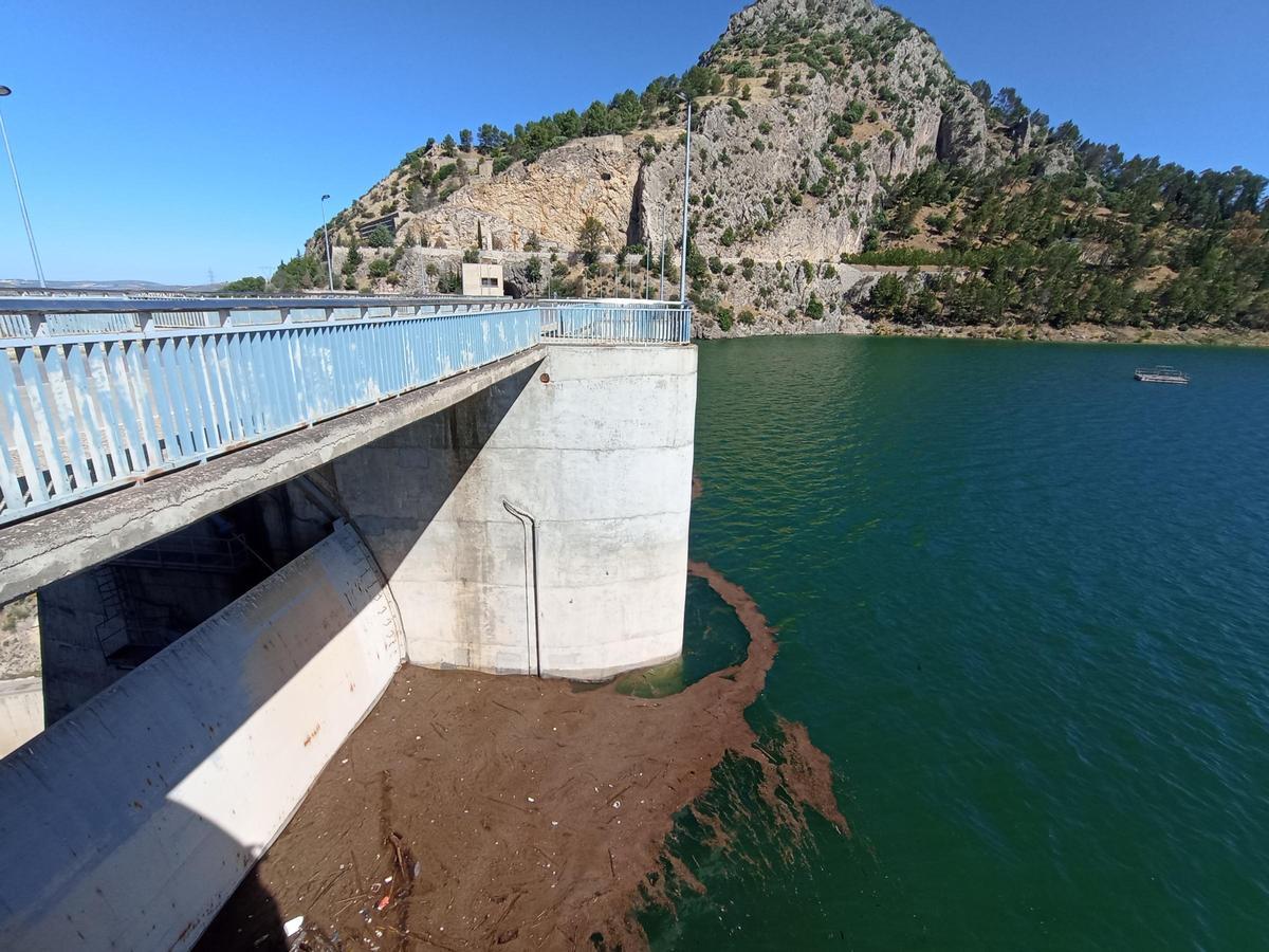 El agua llega a las compuertas del embalse de Iznájar por primera vez en 13 años, en una imagen tomada a mediados de mayo, justo antes de los desembalses para el regadío.
