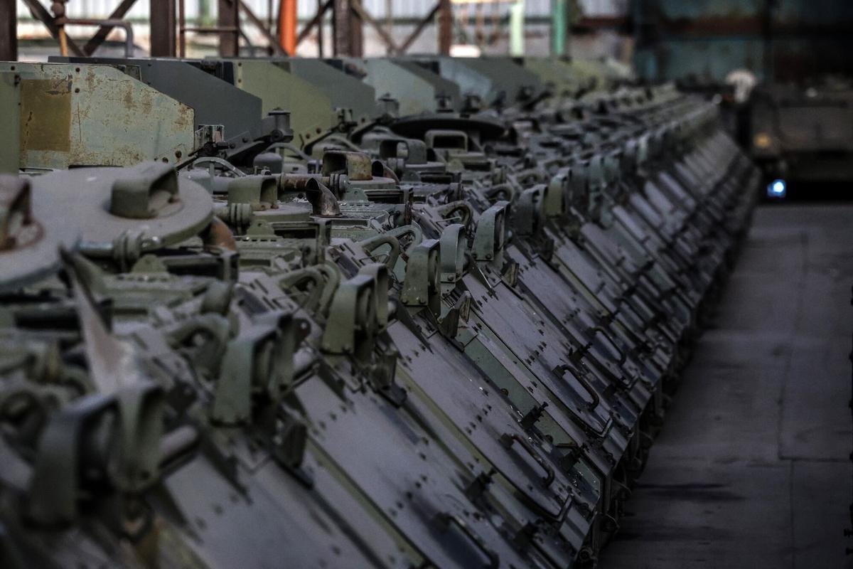 Líneas de tanques Leopard 1 de fabricación alemana en un hangar de OIP Land Systems SA en Tournai, Bélgica