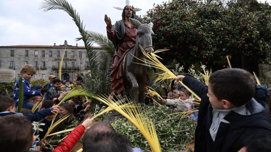 Multitudinaria procesión de &quot;La Burrita&quot; en Pontevedra