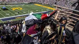 Protestas pro-Palestina irrumpen en las graduaciones multitudinarias de universidades de EEUU
