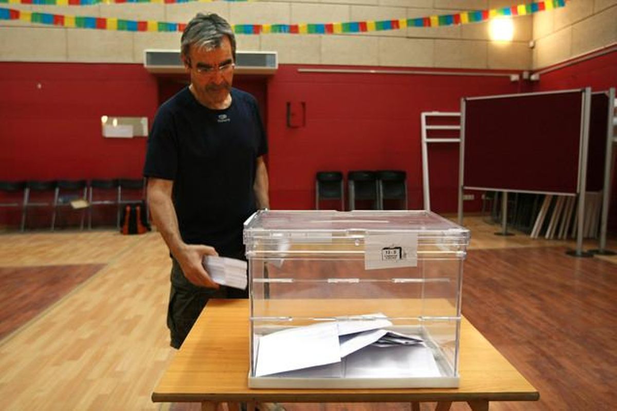 Josep Manel Ximenis, exalcalde d’Arenys de Munt, posant una urna per a la consulta del municipi, en una foto d’arxiu. Josep Manel Ximenis, exalcalde d’Arenys de Munt, posant una urna per a la consulta del municipi, en una foto d’arxiu.