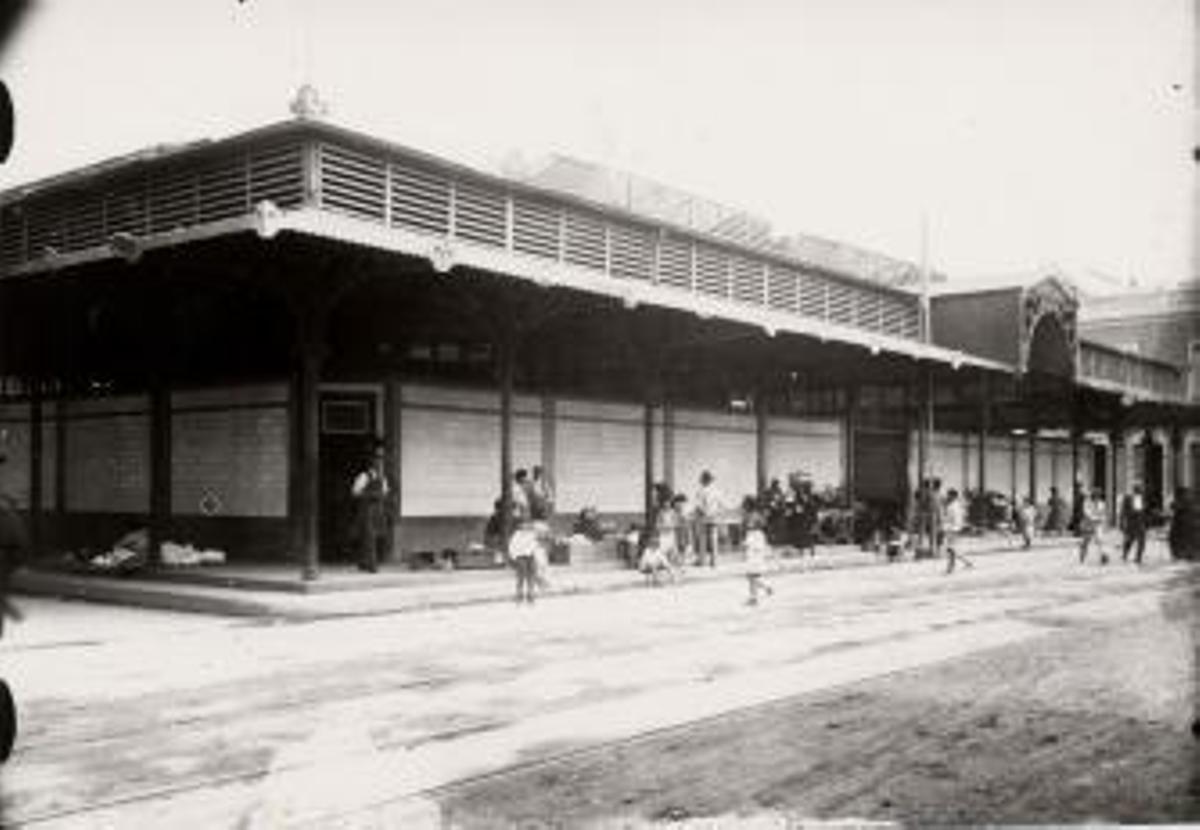 Vista exterior del mercado en 1920. | | HERRMANN KURT / FEDAC