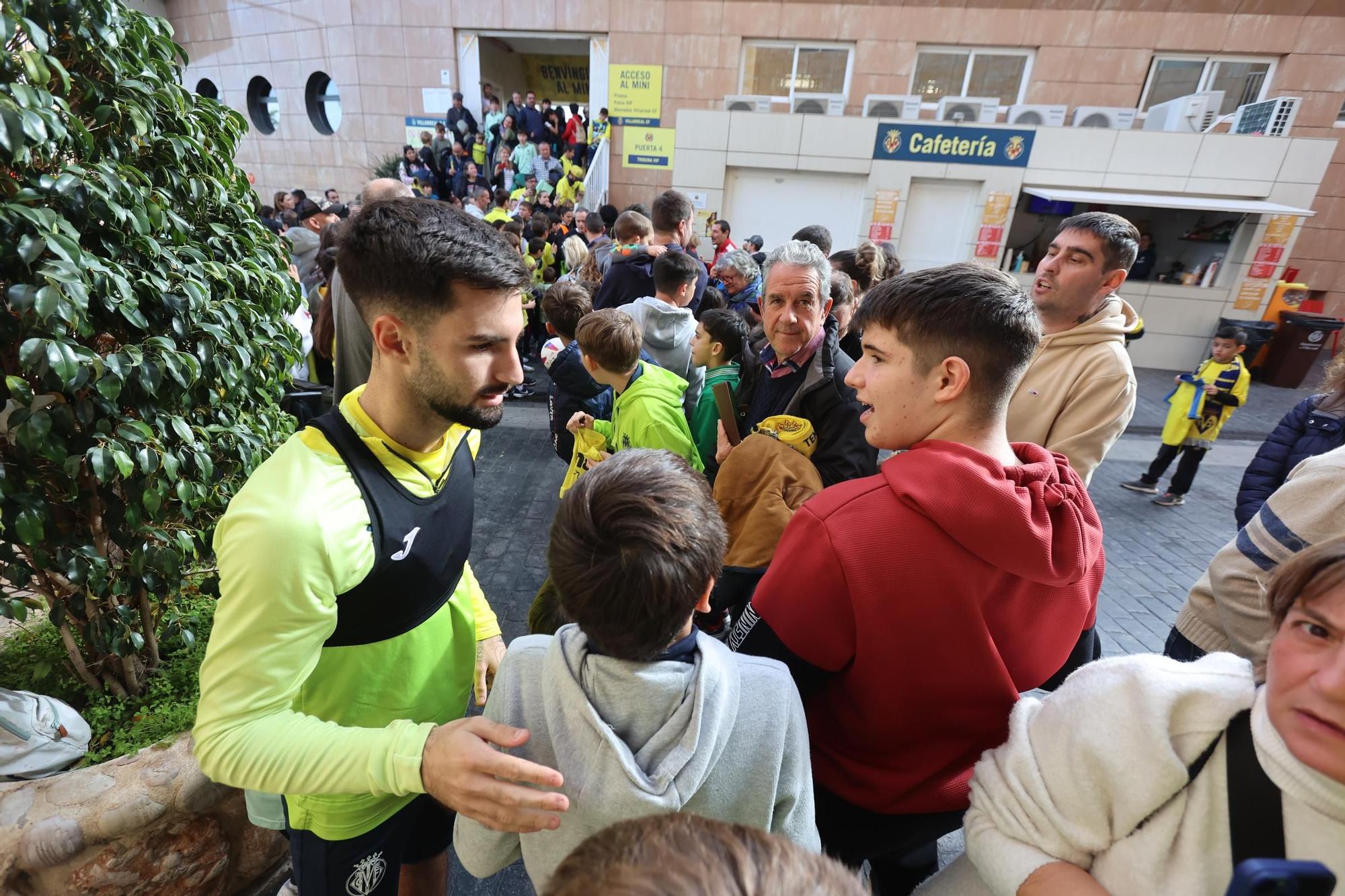 Así ha sido el entrenamiento navideño del Villarreal a puerta abiertas