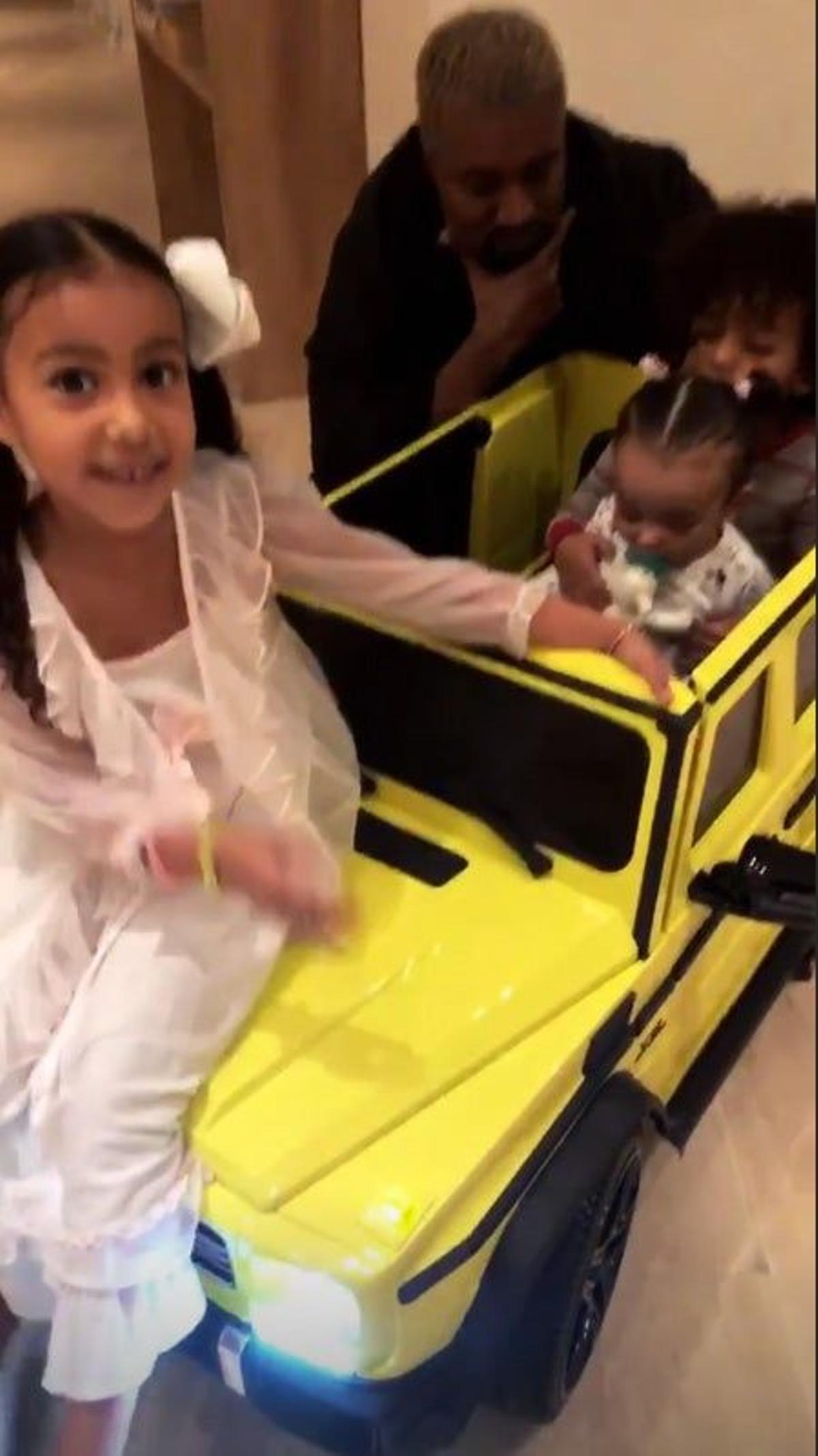 North, Saint, Chicago y Kanye West disfrutan del nuevo mini G-Wagon
