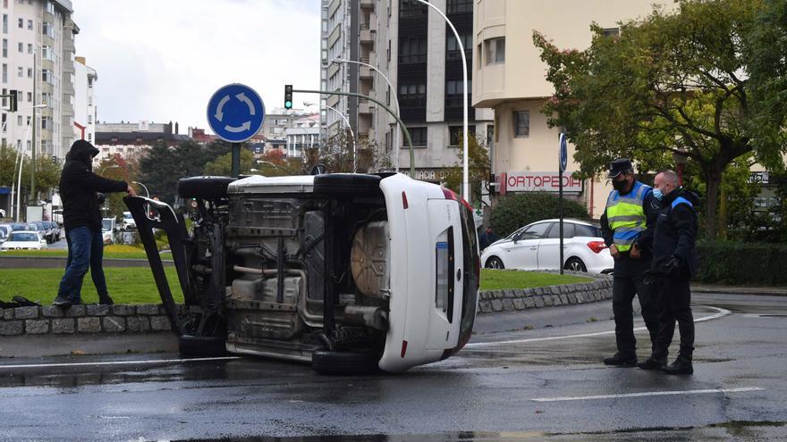 Un accidente con el vuelco de un vehículo en Monelos se salda sin heridos