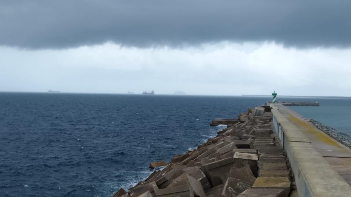 Nubes de tormenta sobre un espigón en Barcelona