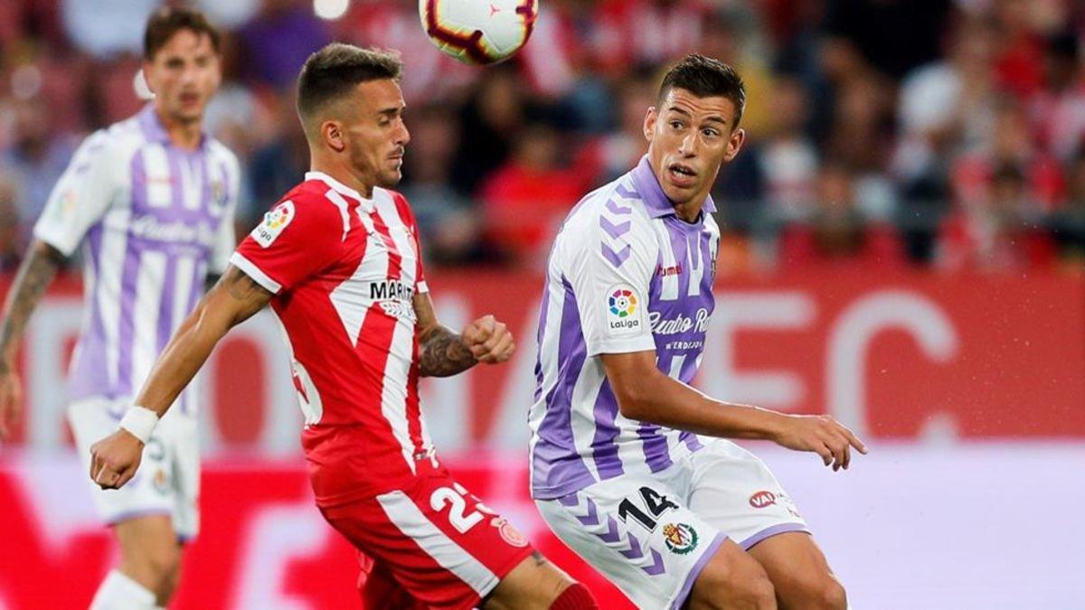 Aleix Garcia lucha el balón con Rubén Alcaraz, del Valladolid.