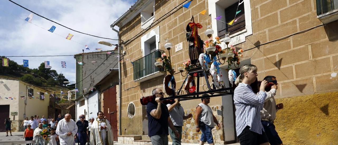 Los vecinos de Trasmoz, este martes, en la procesión con el santo tras reanudar sus fiestas patronales.
