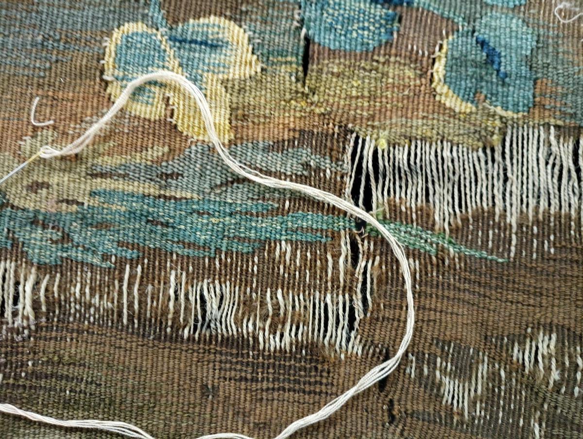 Detall d'un dels tapissos abans de ser restaurat.
