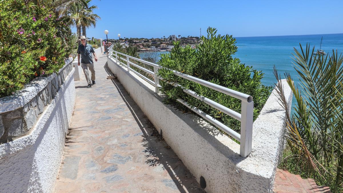 Senda peatoral en suelo de propiedad privada pegado a los jardines de las casas que el Ayuntamiento deberá expropiar si quiere mantener su uso público