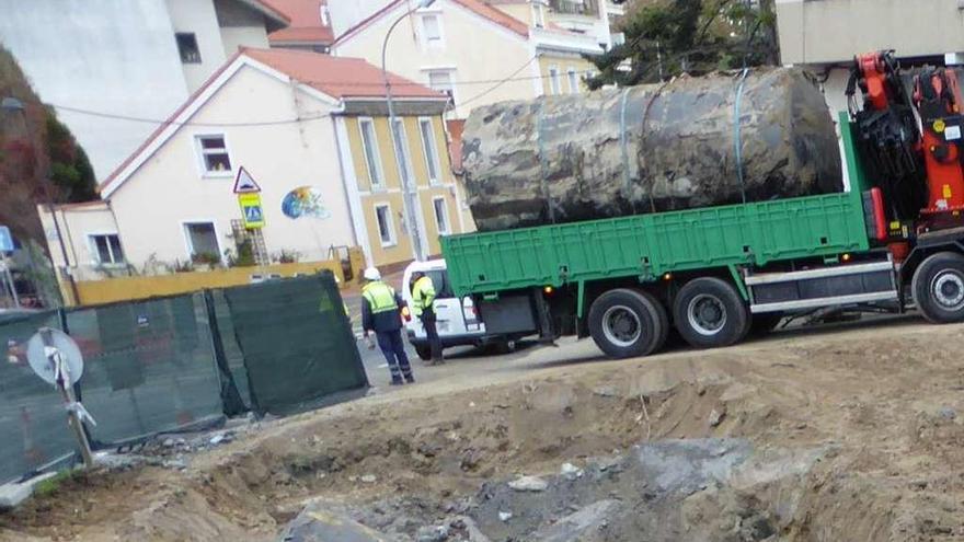 Retirada de los tanques de la antigua gasolinera de Santa Cruz, para lo que se contrató control de calidad.