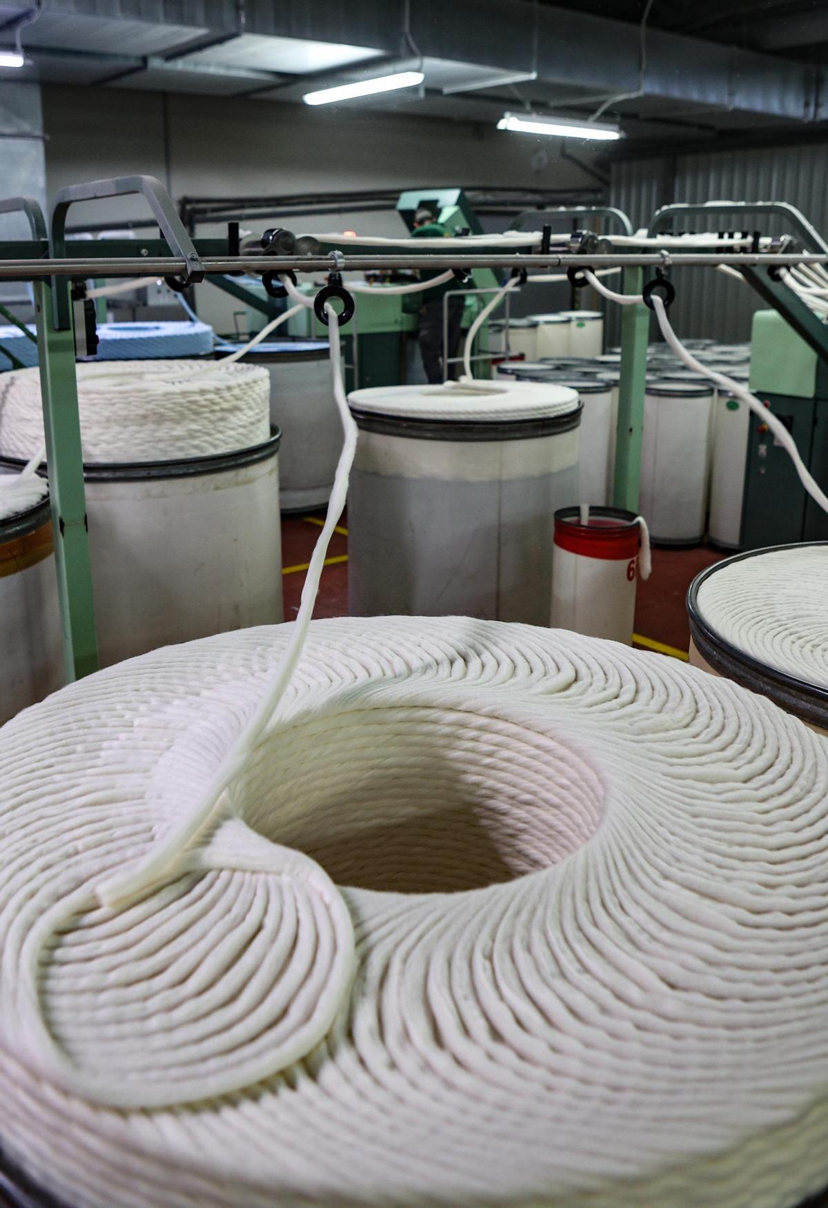 Fabricación de hilo en una empresa alicantina.