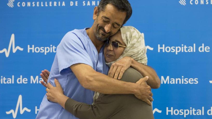 El doctor Pedro Cavadas, con una paciente.