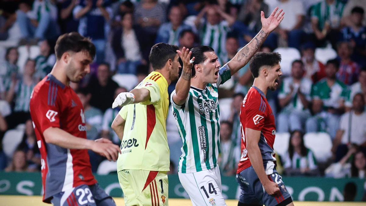 Sergi Guardiola protesta una acción en el área visitante durante el Córdoba CF-Albacete.