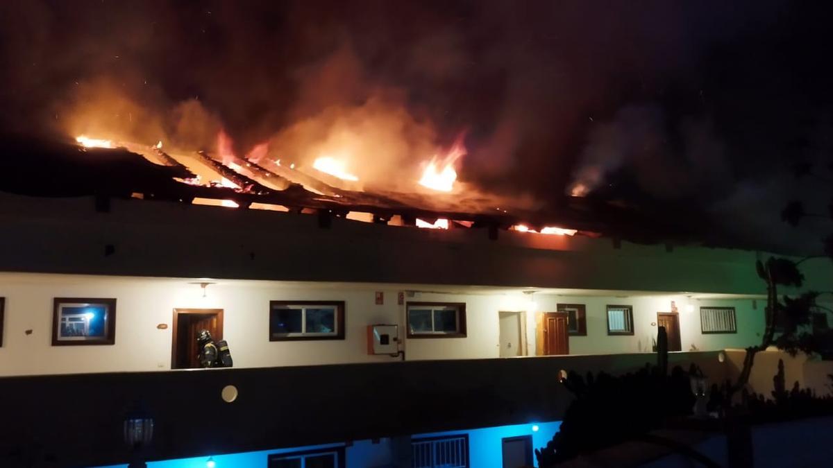 Incendio en unos apartamentos en Adeje.