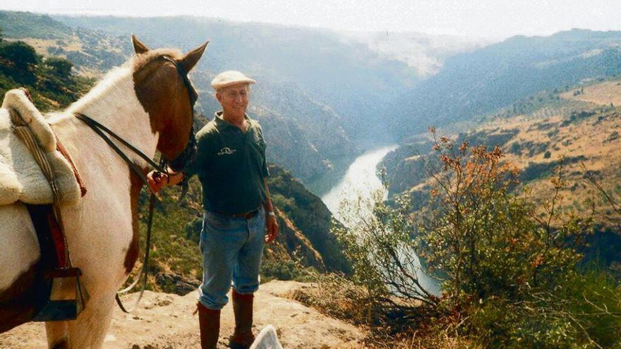 Un caballista observa el cañón de Arribes del Duero desde Fariza.