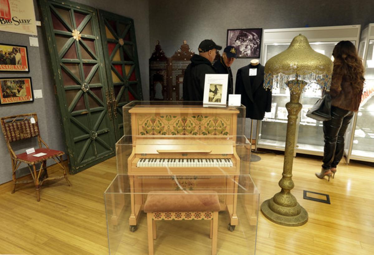 El piano en què Sam toca ’As time goes by’, a ’Casablanca’, que s’ha subhastat per 2,3 milions a Nova York. El piano en què Sam toca ’As time goes by’, a ’Casablanca’, que s’ha subhastat per 2,3 milions a Nova York.