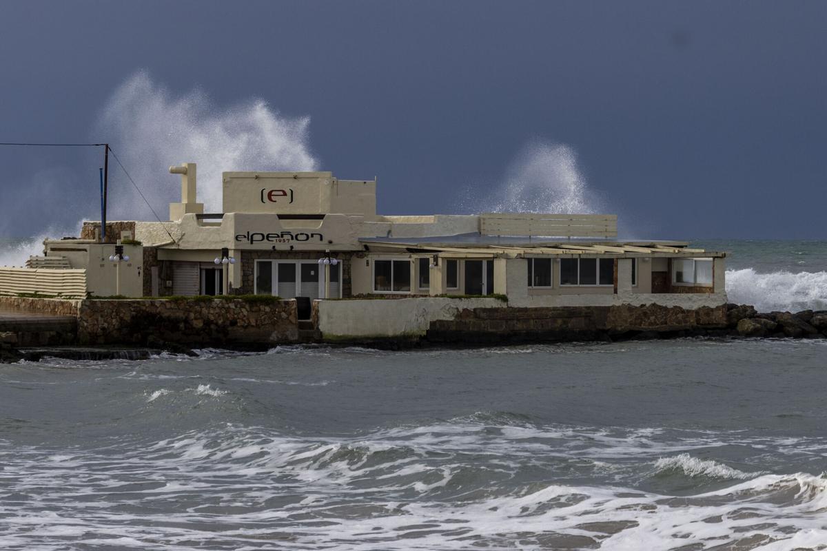 PALMA, 28/01/2026.-Las Islas Baleares se encuentran este sábado en situación de alerta amarilla (riesgo bajo) por fuertes vientos y olas de hasta 4 metros de altura, ha informado la Agencia Estatal de Meteorología (Aemet).La nueva borrasca Kristin de alto impacto que sacude al país será "efímera", pero "profunda", y dejará hoy una jornada "muy adversa", con vientos huracanados, temporal marítimo, lluvias intensas y nevadas en cotas bajas del norte y centro del país desde 600 metros que "podrían dificultar el tráfico".-EFE/ Cati Cladera