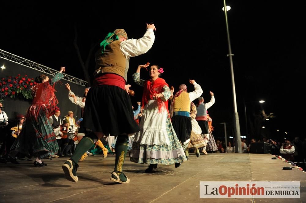 Festival de folclore en el Puente de Hierro