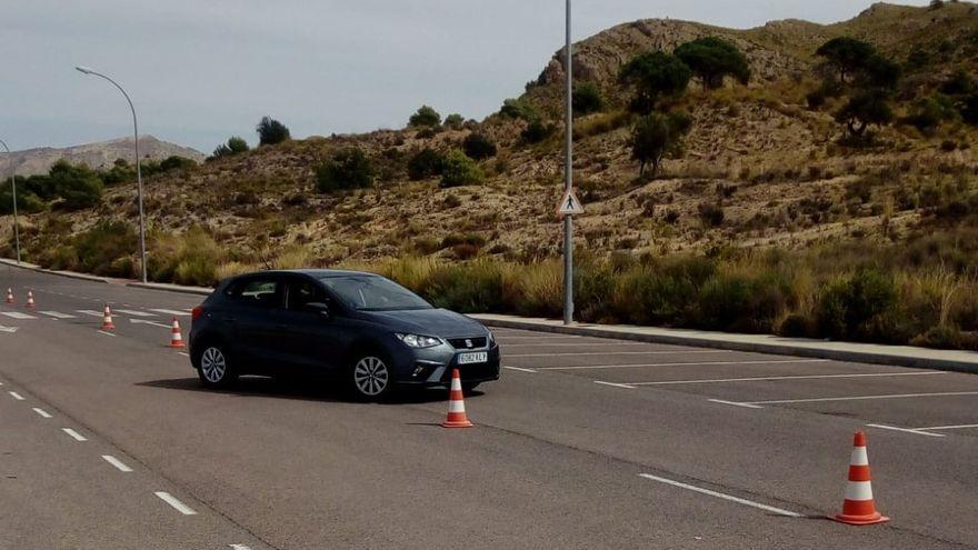 Veinte agentes realizan un curso de conducción evasiva policial en Agost