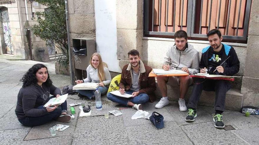 Un grupo de alumnos, dibujando, ayer, en el casco histórico. // Iñaki Osorio