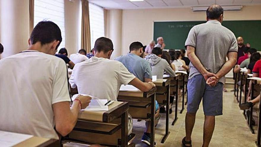 Un profesor vigila mientras los estudiantes realizan la primera prueba de la EBAU, sobre lengua y literatura.