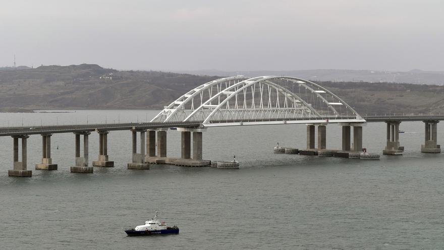 Kiev reconoce que atacó el puente de Crimea con drones marinos