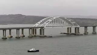 Kiev reconoce que atacó el puente de Crimea con drones marinos