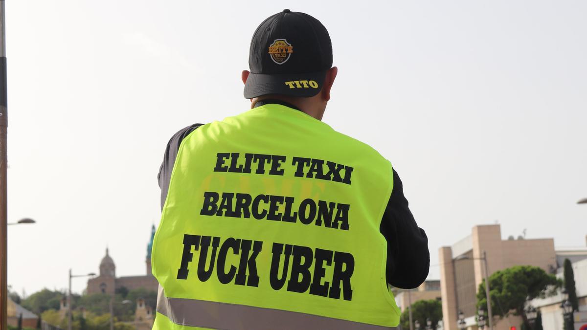 El portavoz de Élite Taxi, Tito Álvarez, se dirige a los taxistas concentrados