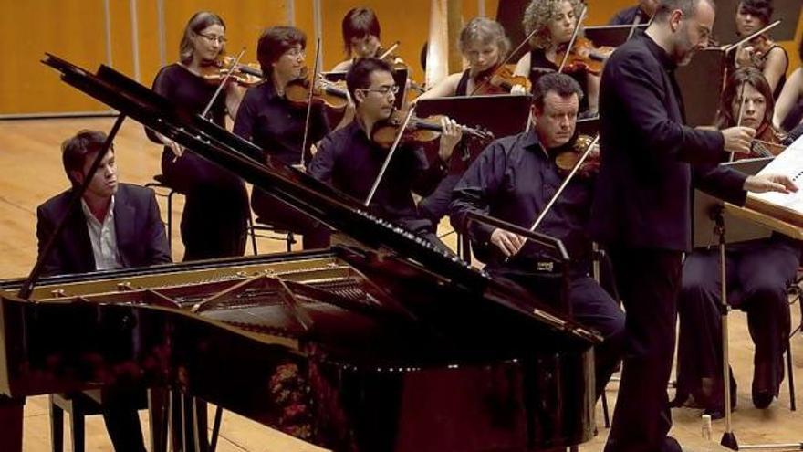 Conti, en el atril, al frente de «Oviedo Filarmonía» y Alessandro Lanzoni, al piano, ayer, en el Auditorio.