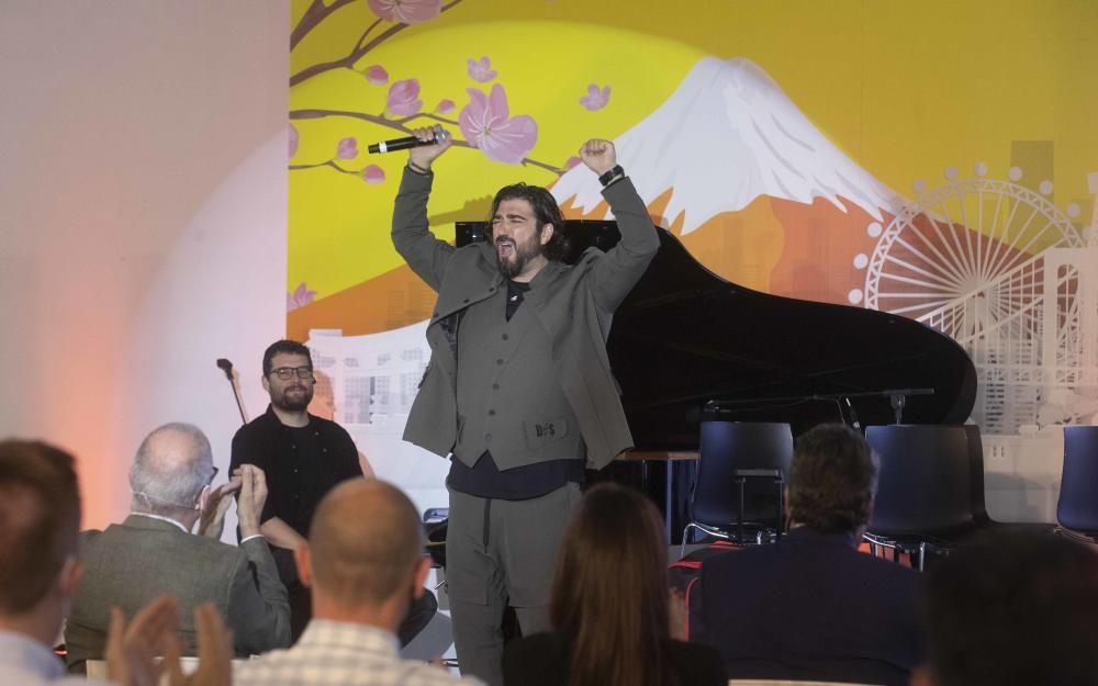 Antonio Orozco canta en la presentación de la vestimenta del Equipo Paralímpico Español en La Marina de Valencia