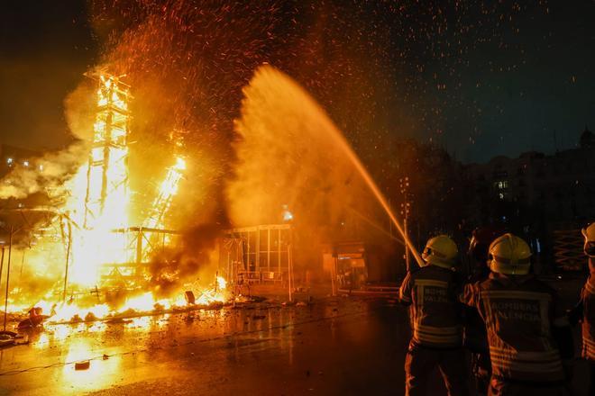 La Cremà de la falla municipal de València, en imágenes