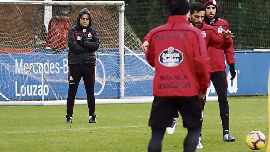 Natxo González observa a sus jugadores durante el entrenamiento de ayer en Abegondo.