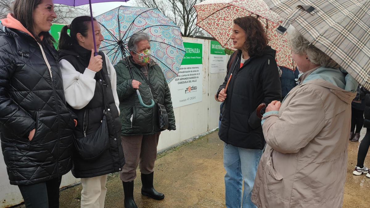 Irene de Migel, portavoz de Unidas por Extremadura, junto a familiares de almunos del CEIP Armando Barbosa.