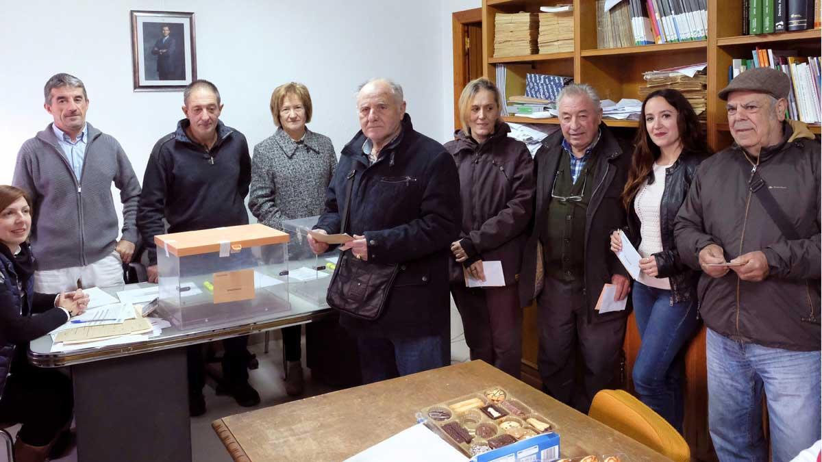Los ocho vecinos de Villarroya (La Rioja) baten su récord y votan en 32 segundos
