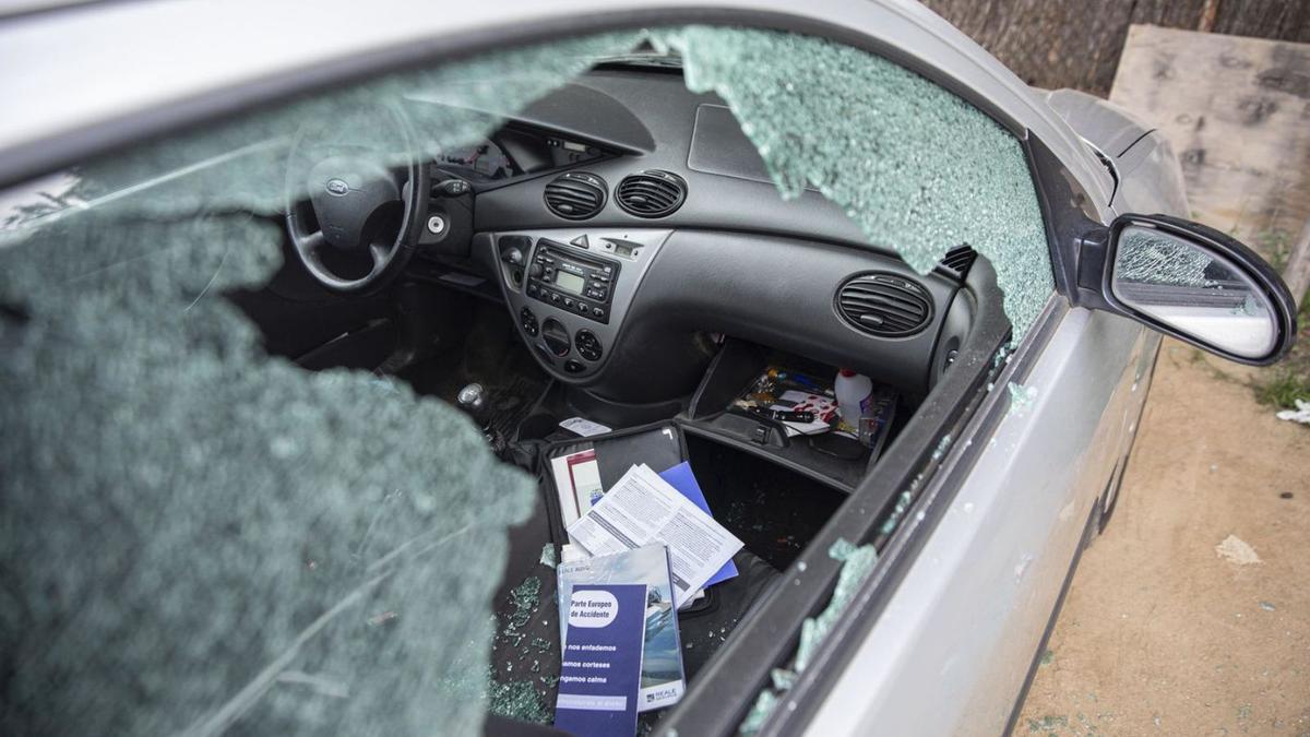 Un vehicle amb el vidre trencat després d’haver patit un robatori, foto d’arxiu. | DAVID APARICIO