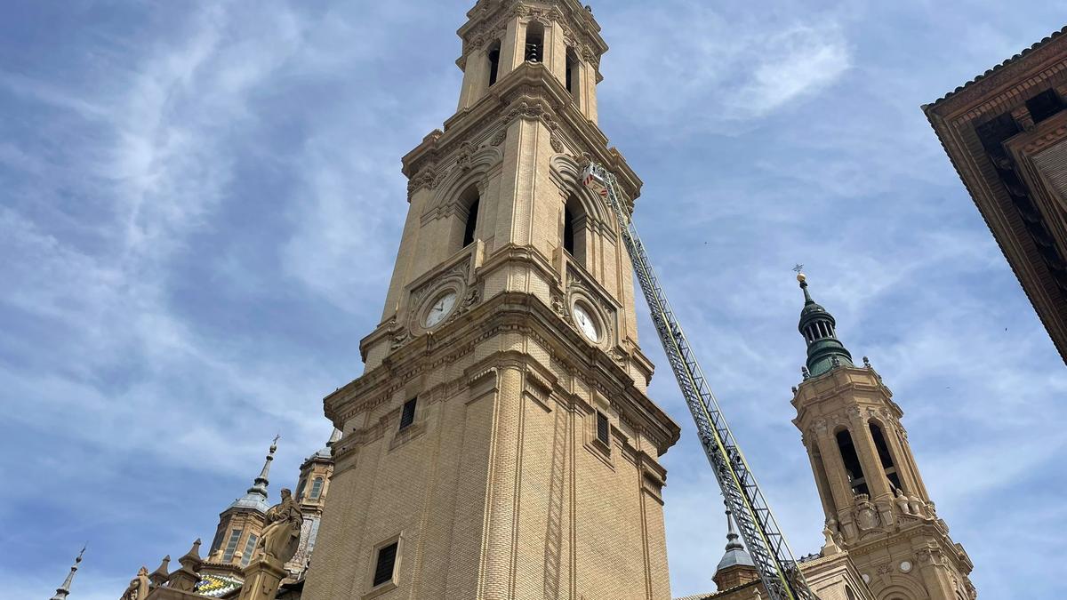 Actuación de los bomberos de Zaragoza, este viernes, en una de las torres para inspeccionar cómo está la situación.