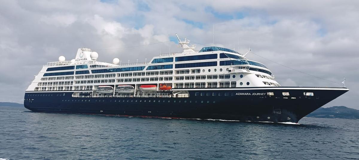 El 'Azamara Journey' dirigiéndose a la terminal de cruceros de Vigo