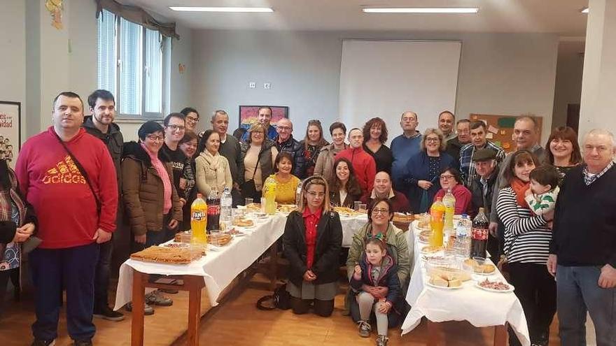 Los usuarios, familiares y trabajadores que ayer participaron en el ágape navideño de Afesa-Caudal.