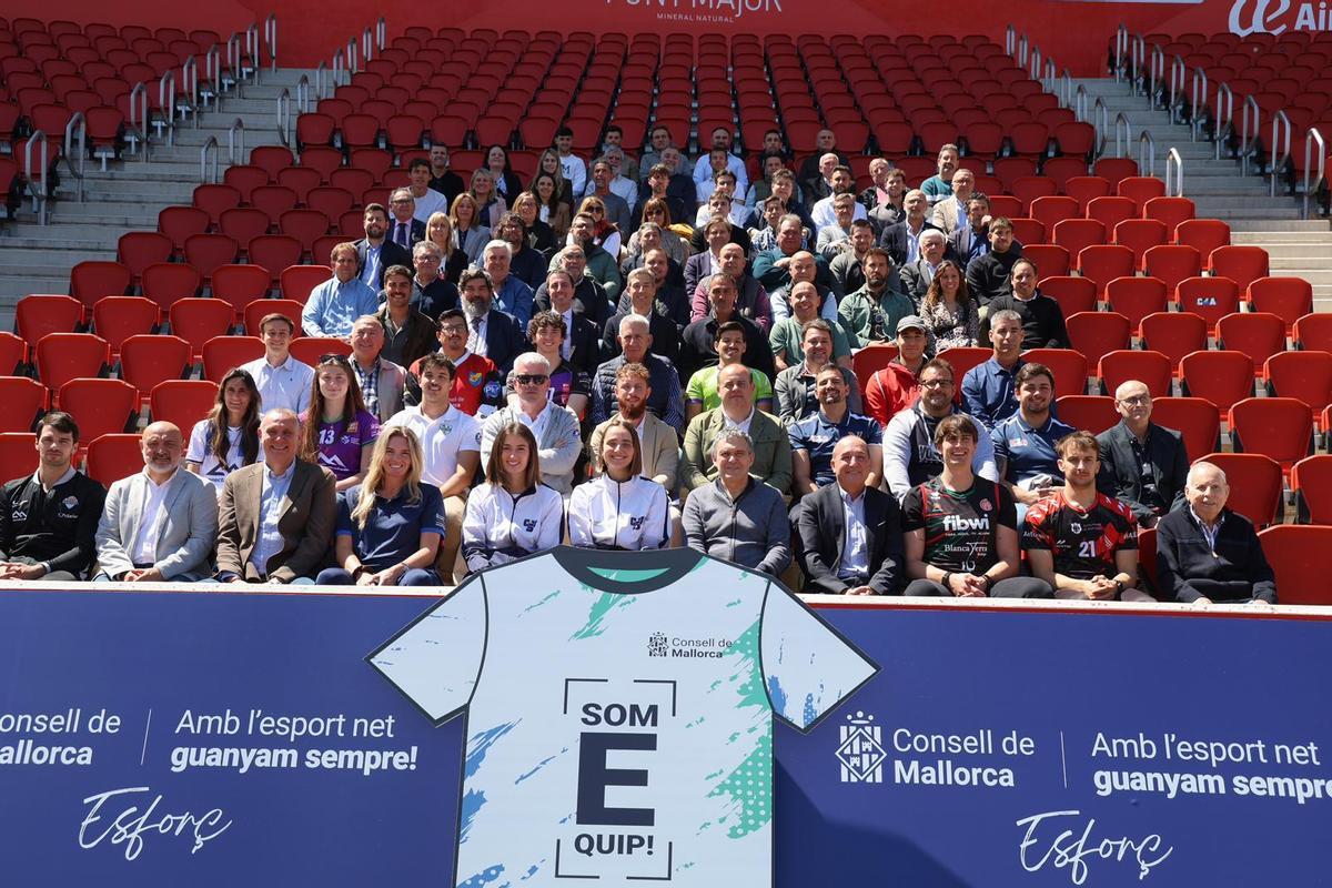 Los clubes y los representantes de los ayuntamientos beneficiados por el programa «Jugam amb l’elit» posan juntos en las gradas del Estadi Mallorca Son Moix
