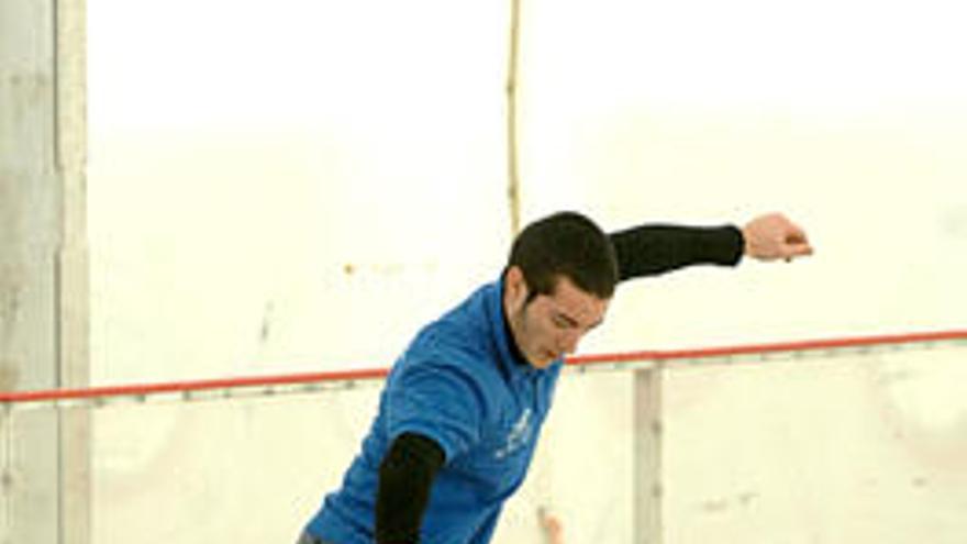 Un avezado patinador en un espectacular frenada, ayer. i JUAN CARLOS CASTRO