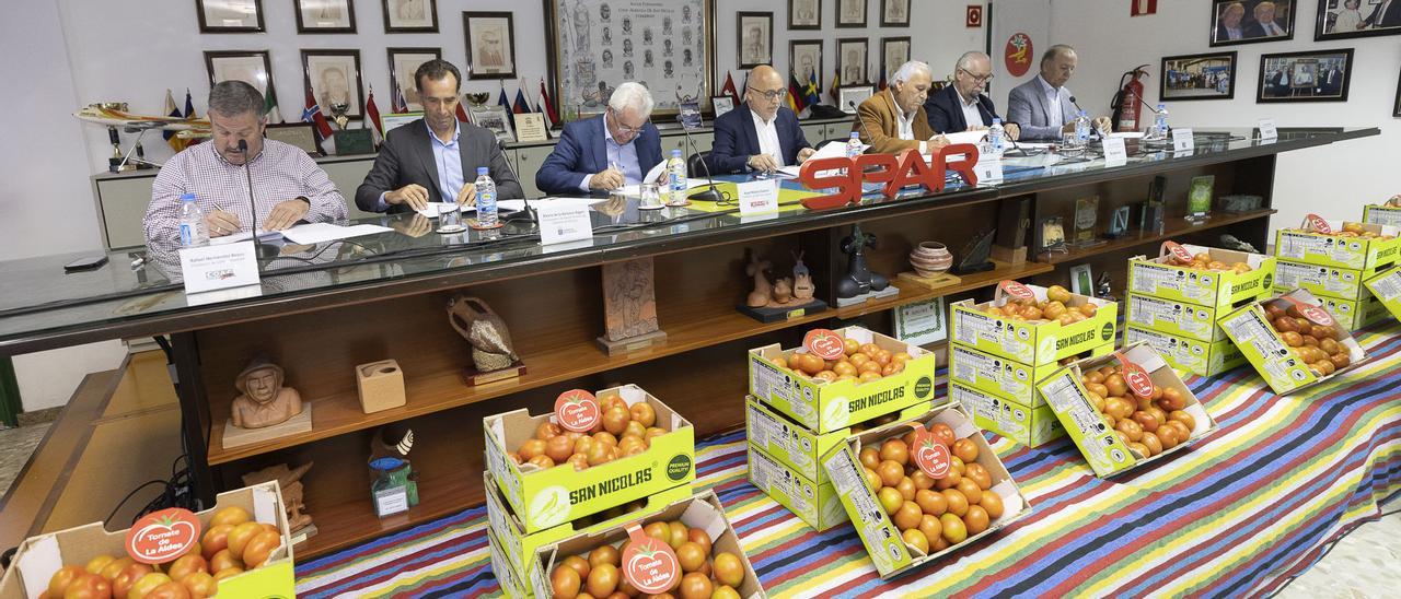 Firma del tercer convenio del tomate:  Rafael Hernández (izq.), Álvaro de la Barcena, Ángel Medina, Antonio Morales, Juan José del Pino, Miguel Hidalgo y José López, este lunes.