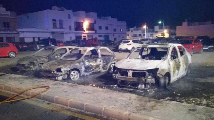 Estado en que quedaron los tres vehículos afectados por el incendio en el aparcamiento de Arrecife.