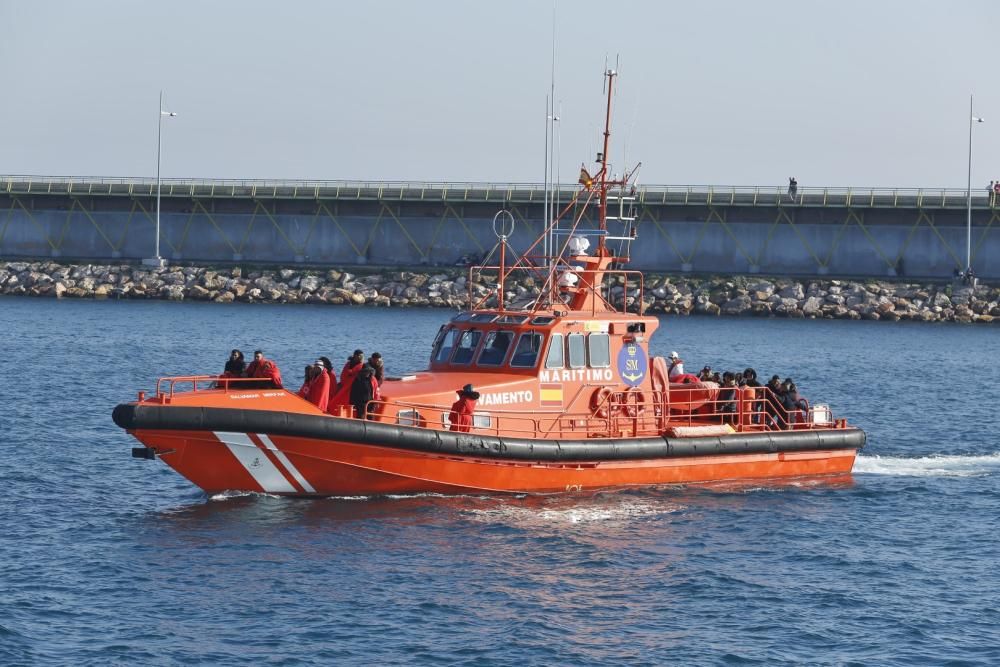 Guardia Civil, Cruz Roja y Salvamento Marítimo han puesto en marcha el protocolo para recepcionar a 24 personas rescatadas en el mar y que ocupaban una patera. 20 hombres y cuatro mujeres