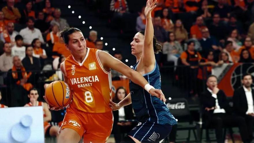 María Araujo conduce la pelota en un partido reciente. | MIGUEL ÁNGEL MONTESINOS