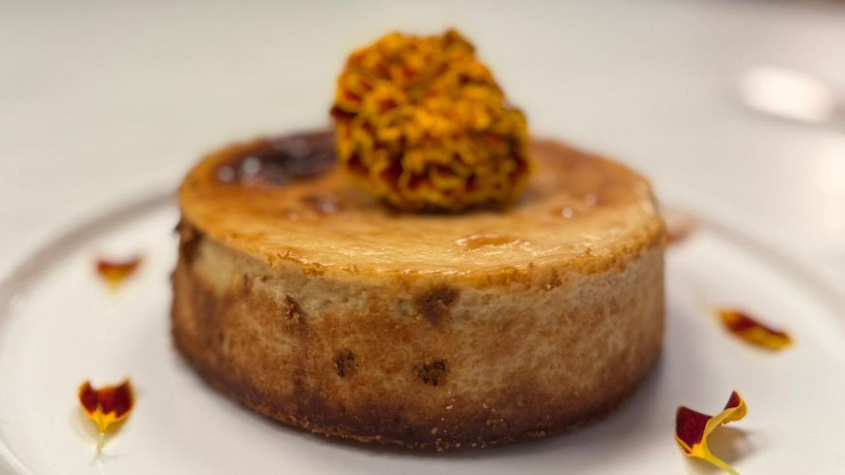 El pastel de queso de pan de muertos de Jon Cake y Casa Dulce Bakery.